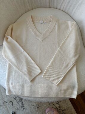 GAP Women's Cream V-Neck Sweater